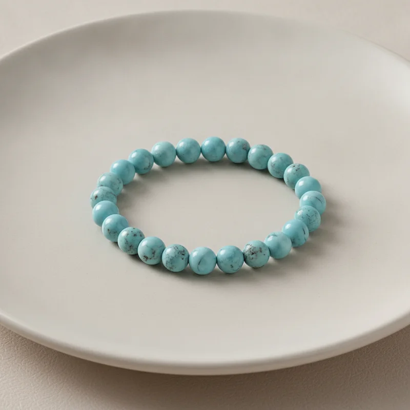Bracelet turquoise dans une coupelle claire