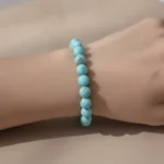 Bracelet turquoise porté au poignet