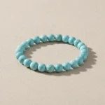 Bracelet turquoise de trois quarts sur pierre claire