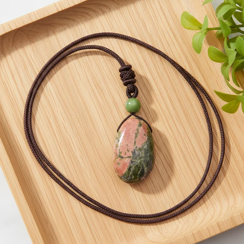 Pendentif unakite dans une ambiance naturelle