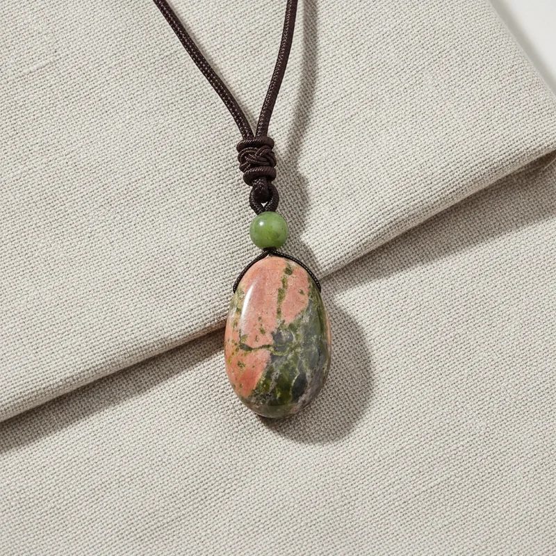 Pendentif unakite sur lin clair