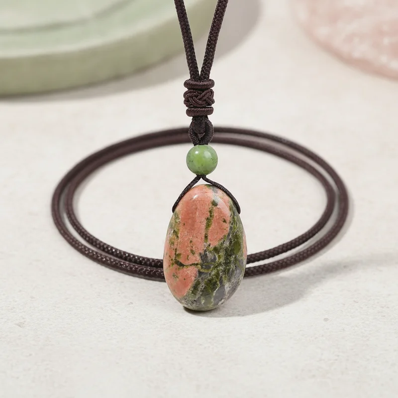 Pendentif unakite posé sur pierre claire