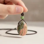 unakite-main Goutte d'unakite tenue en main