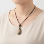 unakite-porte Pendentif unakite porté au cou