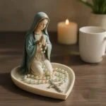 vierge-agenouillee-bougie-1 Statue de la Vierge sur un meuble, à côté d'une tasse
