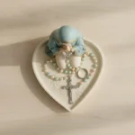vierge-agenouillee-videpoche-1 Vide-poche cœur vu du dessus avec un chapelet