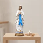 vierge-lourdes-autel-1 Statue de la Vierge sur un petit autel domestique