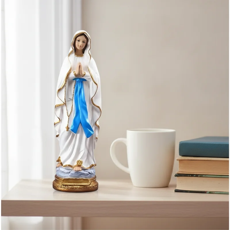 Statue de la Vierge sur une étagère avec une bougie