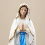 vierge-lourdes-macro-1 Gros plan sur le visage et les mains jointes de la Vierge